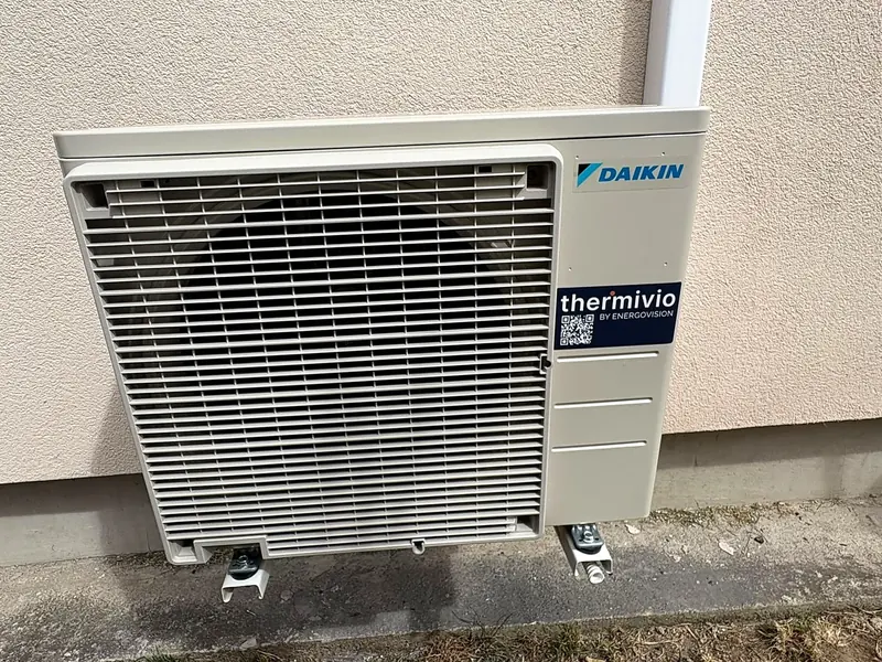 Vonkajšia jednotka klimatizácie Daikin s označením Thermivio — ukážka našej montáže