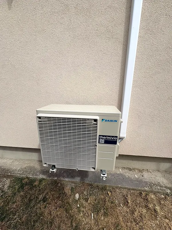 Vonkajšia jednotka Daikin namontovaná na fasáde rodinného domu