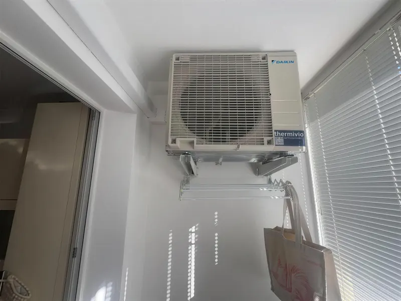 Vonkajšia jednotka Daikin na balkónovej konzole — ukážka našej montáže