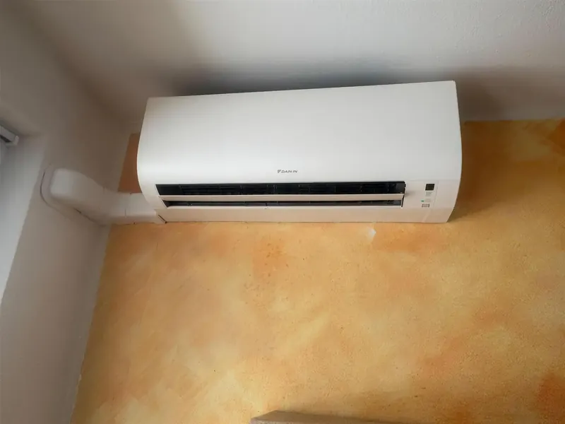 Vnútorná jednotka klimatizácie Daikin na stene izby — ukážka našej montáže