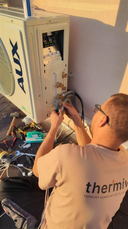 Technik Thermivio zapája vonkajšiu jednotku